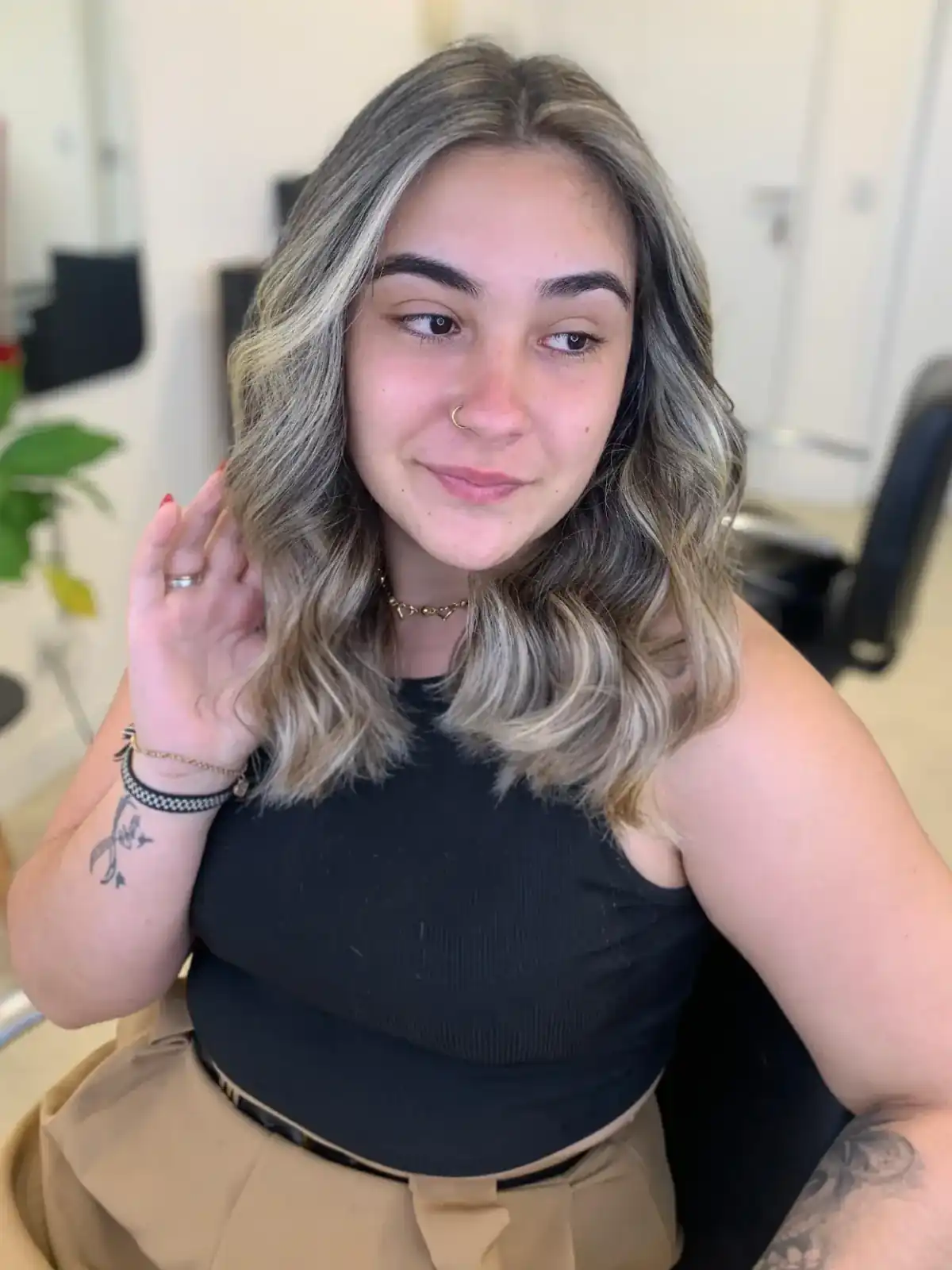 Cliente feliz após transformação no Studio Vanessa Paiva